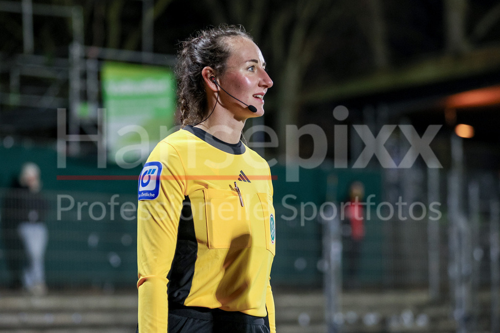 Fussball, Google Pixel Frauen-Bundesliga, SV Werder Bremen - Bayer 04 Leverkusen | Schiedsrichter-Assistentin Sabrina Sickl Portrait, Nahaufnahme, Einzelfoto, Einzelbild, lächelt, lacht, freut sich, Spaß, Freude, DIE DFB-RICHTLINIEN UNTERSAGEN JEGLICHE NUTZUNG VON FOTOS ALS SEQUENZBILDER UND/ODER VIDEOÄHNLICHE FOTOSTRECKEN. DFB REGULATIONS PROHIBIT ANY USE OF PHOTOGRAPHS AS IMAGE SEQUENCES AND/OR QUASI-VIDEO.