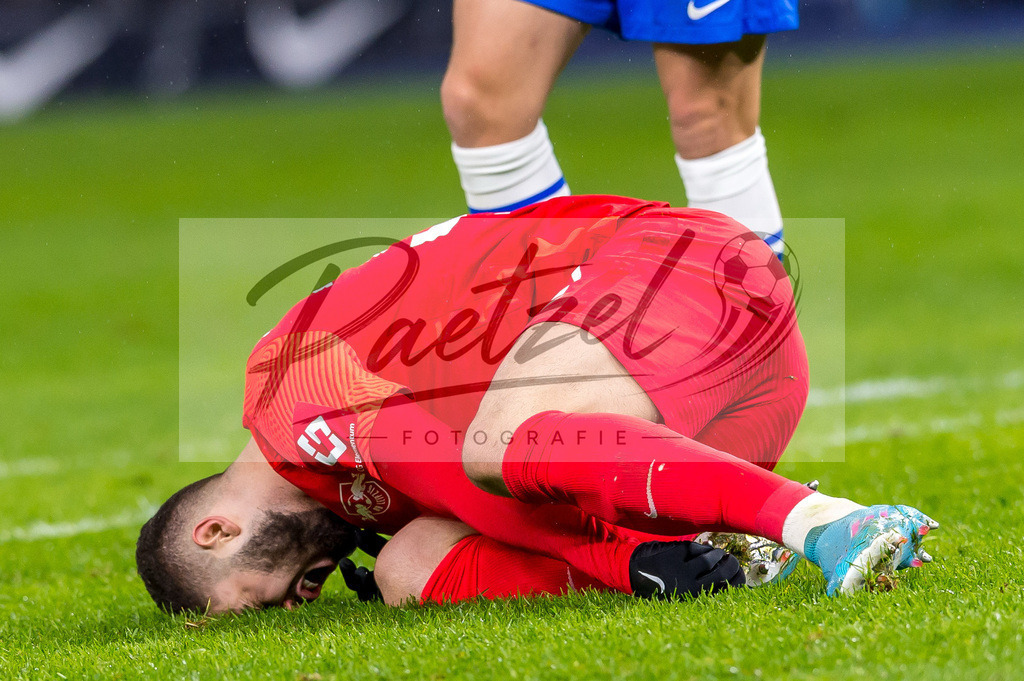 BSCRBL20220220_071 | Fussball, Herren: Josko Gvardiol (RB Leipzig) verletzt bei dem Spiel der 1. Bundesliga zwischen Hertha BSC und RB Leipzig im Olypiastadion am 20.02.2022 in Berlin, Deutschland.DFB / DFL REGULATIONS PROHIBIT ANY USE OF PHOTOGRAPHS AS IMAGE SEQUENCES AND/OR QUASI-VIDEO. - Realisiert mit Pictrs.com