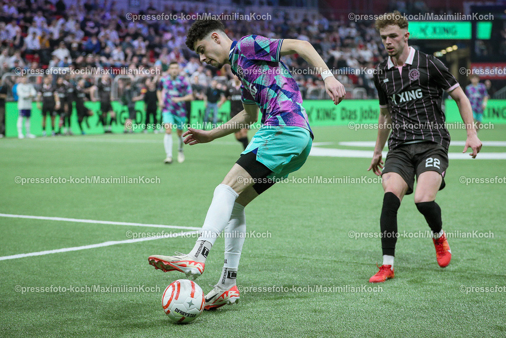 DueBL08042402001 | 08.04.2024, Düsseldorf, Fußball, Baller League, PSD Bank Dome, Final Four, Finale Calcio Berlin - Streets United: Tyreece Herzhauser (Streets United, #11) gegen Colin Beutel (Calcio Berlin, #22)