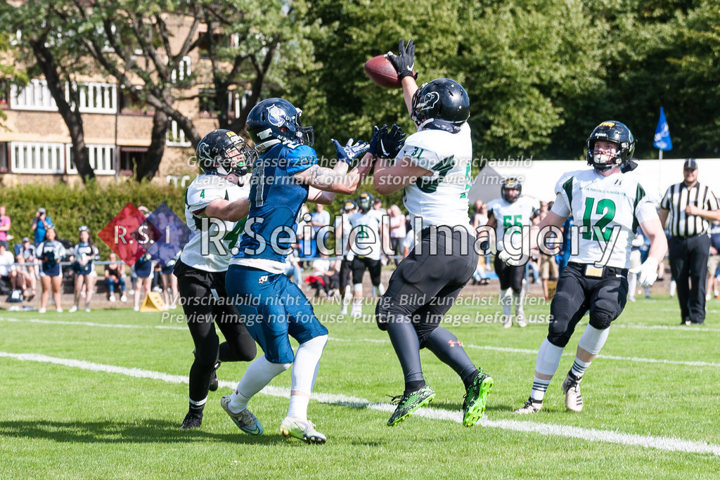 American Football, Saison 2022, Regionalliga Nord, Hamburg Blue Devils - Oldenburg Knights, Dr.-Hermann-Schnell-Sportplatz (Hamburg), 06.08.2022, 07. Gameweek | Philip Drews (#31, Oldenburg, DB) schlägt den Pass für Benjamin Schühler (#21, Blue Devils, WR) weg.