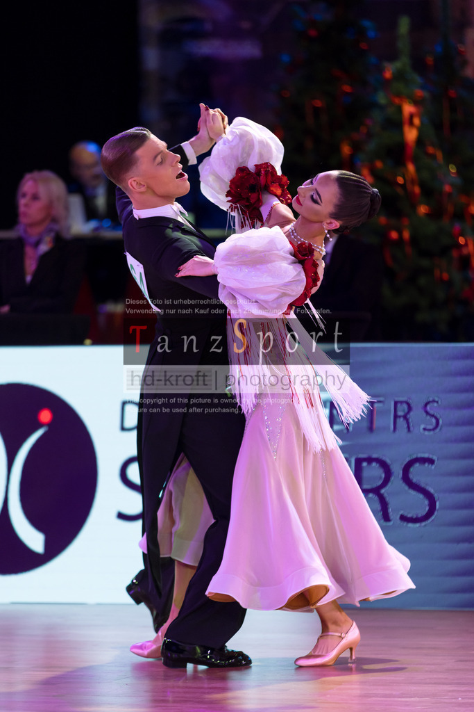 20241215_WDSF_Int_Open_Std-Riga-8630 | Tanzsportbilder, Standardtanz, Lateintanz, WDSF, DTV, LTVB, dancecomp, goc, hessen tanzt, blaues band der spree, walzer, tango, wiener walzer, slowfox, quickstepp, samba, rumba, cha-cha-cha, paso doble. jive, hd-kroft photography, turniertanzsport