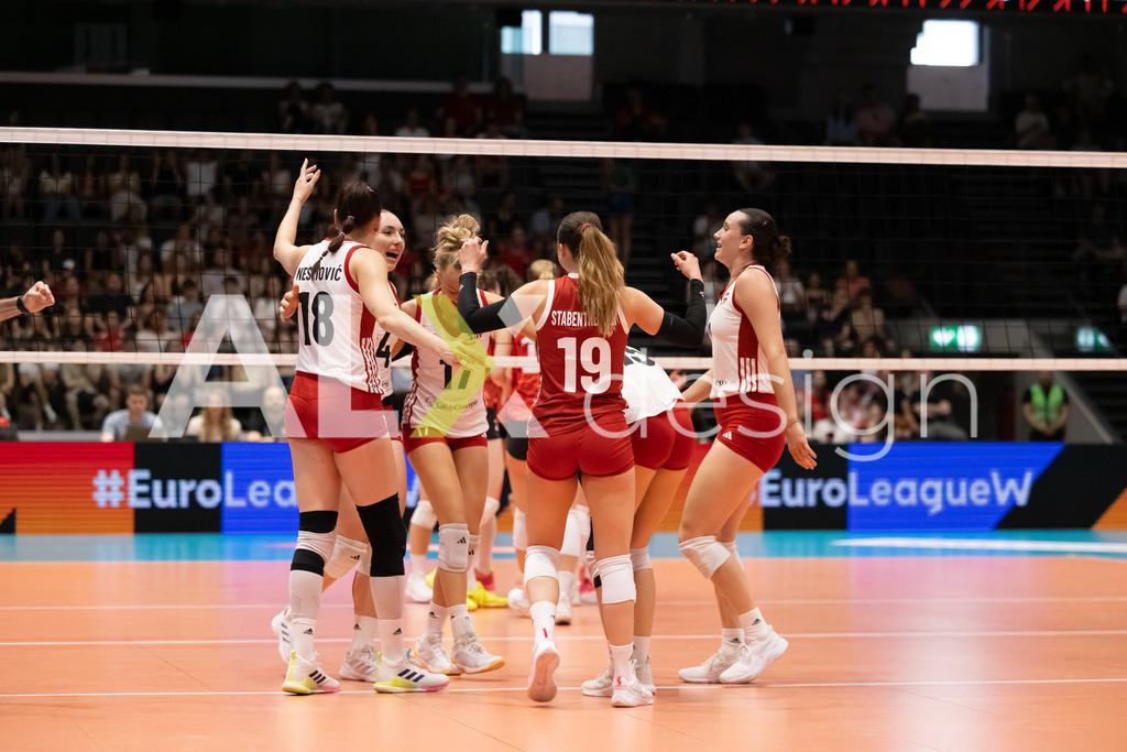 Austria v Switzerland - CEV European League Women | KRIENS, SWITZERLAND - JUNE 14: Team of Austria celebrating during the CEV European League match between Austria and Switzerland at Pilatus Arena on June 14, 2026 in Kriens, Switzerland. - Realisiert mit Pictrs.com