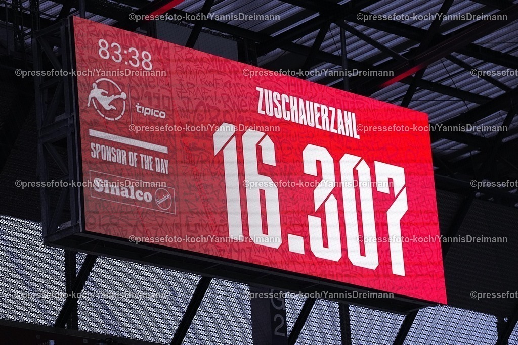 xYDRx18102501136 | 18.10.2025, xydrx, Fußball, 3.Liga, Rot-Weiss Essen - FC Viktoria Köln, Saison 2025 2026, Stadion an der Hafenstraße: Die Offizielle Zuschauerzahl   DFB regulations prohibit any use of photographs as image sequences and or quasi-video.