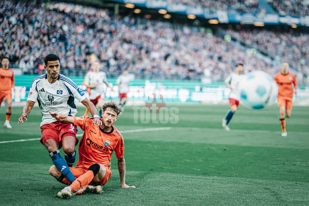 Fußball | Männer | Saison 2024/2025 | 2. Fußball-Bundesliga | 7. Spieltag | Hamburger SV vs. SC Paderborn 07 | 28.09.2024 | v.l. Robert Glatzel (#9, HSV) beim Torschuss gegen Calvin Brackelmann (#4, SC Paderborn 07)