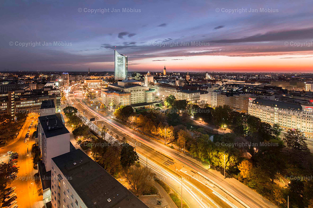 Augustusplatz | Erlebe den berühmten Augustusplatz im Herzen von Leipzig – eingefangen durch meine Linse in einzigartigen Momenten. Der Augustusplatz ist nicht nur ein architektonisches Highlight, sondern auch ein Ort voller Geschichte, Bewegung und Atmosphäre. Ob das Opernhaus im goldenen Abendlicht, die Universität in moderner Klarheit oder die Lichtspiele auf dem Brunnen – meine Fotografien zeigen Leipzigs bekanntesten Platz in seiner ganzen Schönheit. - Realisiert mit Pictrs.com