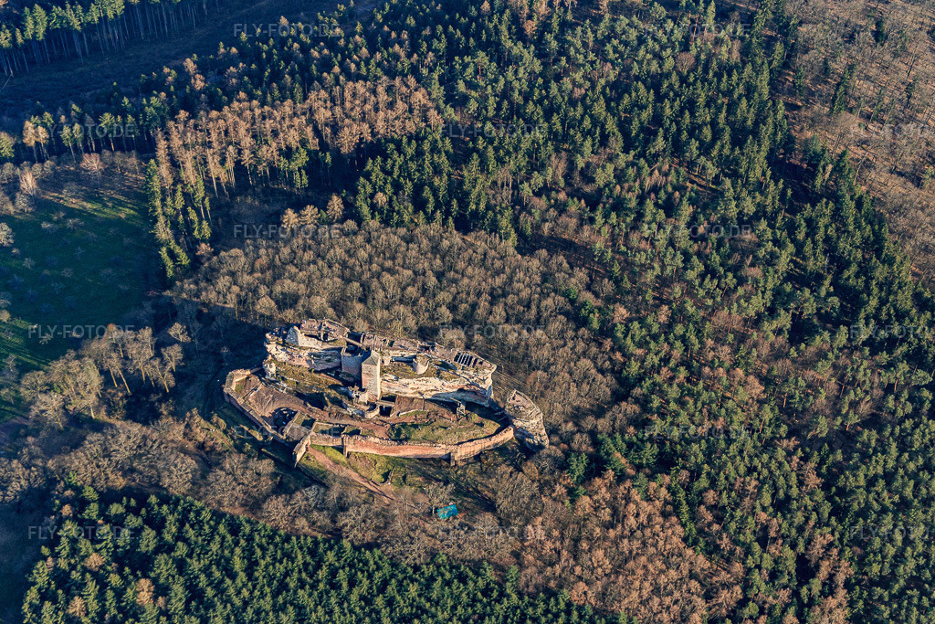 Luftbild: Ruine Fleckenstein in Lembach im Bundesland Bas-Rhin in Frankreich. – Foto: IMG_086717.jpg vom 26.03.2016 durch Werner Riehm/FLY-FOTO.de – Auflösung des Originals: 5294 x 3529 px – Château fort de Fleckenstein
