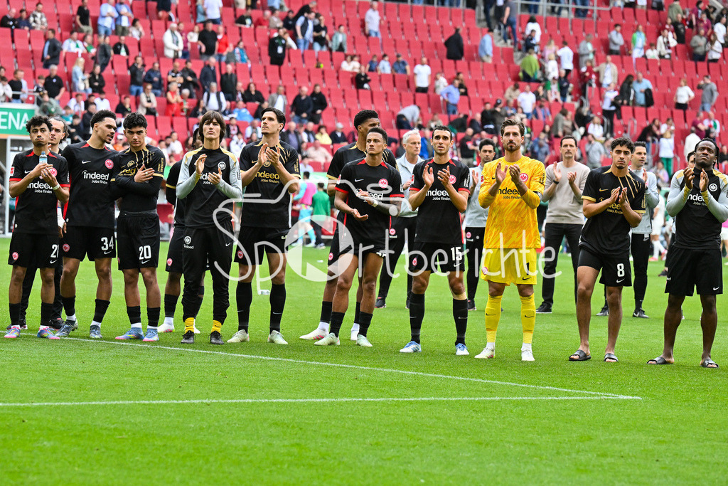 FC Augsburg - SG Eintracht Frankfurt | Die Spieler der Adler verabschieden sich bei den mitgereisten Fans nach dem 0-0 in Augsburg / Bundesliga: FC Augsburg - Eintracht Frankfurt, WWK Arena am 20.04.2025 / Ellyes SKHIRI (Eintracht Frankfurt 15), Kevin TRAPP (Eintracht Frankfurt 1), Chibi FARES (Eintracht Frankfurt 8), Hugo EKITIKE (Eintracht Frankfurt 11), Ramsmus KRISTENSEN (Eintracht Frankfurt 13)