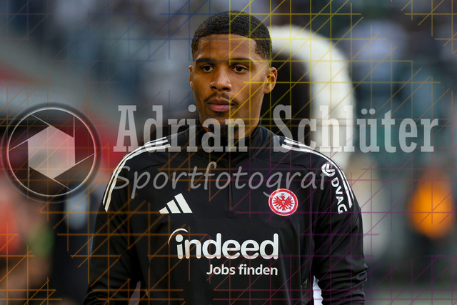 Borussia Mönchengladbach vs Eintracht Frankfurt - Bundesliga  | Mönchengladbach, Deutschland, 27.09.25:   Aurele Amenda (Eintracht Frankfurt) schaut waehrend des Spiels der Bundesliga zwischen Borussia Mönchengladbach vs Eintracht Frankfurt im Stadion im Borussia Park(Foto von Brauer-Fotoagentur / Adrian Schlueter)