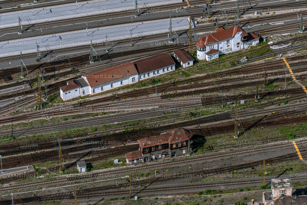 4039743 | LEIPZIG 14.09.2020 Schienen- Gleis- und Oberleitungsstrang im Streckennetz der Deutschen Bahn im Ortsteil Zentrum in Leipzig im Bundesland Sachsen, Deutschland. Weiterführende Informationen bei: DB Netz AG,  Deutsche Bahn AG. // Railway track and overhead wiring harness in the route network of the Deutsche Bahn in the district Zentrum in Leipzig in the state Saxony, Germany. Further information at: DB Netz AG,  Deutsche Bahn AG. Foto: Gerhard Launer