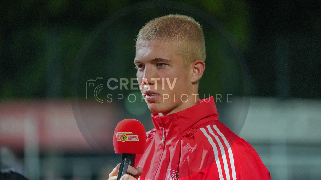 Fußball, Herren, Saison 2025/2026, Testspiel, Freundschaftsspiel, FSV 63 Luckenwalde vs. 1.FC Union Berlin, Mittwoch 08.10.2025, Werner-Seelenbinder-Stadion Luckenwalde, | Fußball, Herren, Saison 2025/2026, Testspiel, Freundschaftsspiel, FSV 63 Luckenwalde vs. 1.FC Union Berlin, Mittwoch 08.10.2025, Werner-Seelenbinder-Stadion Luckenwalde, Im Bild: Dmytro Bogdanov (Union) gibt ein Interview nach Spielende. - Realisiert mit Pictrs.com