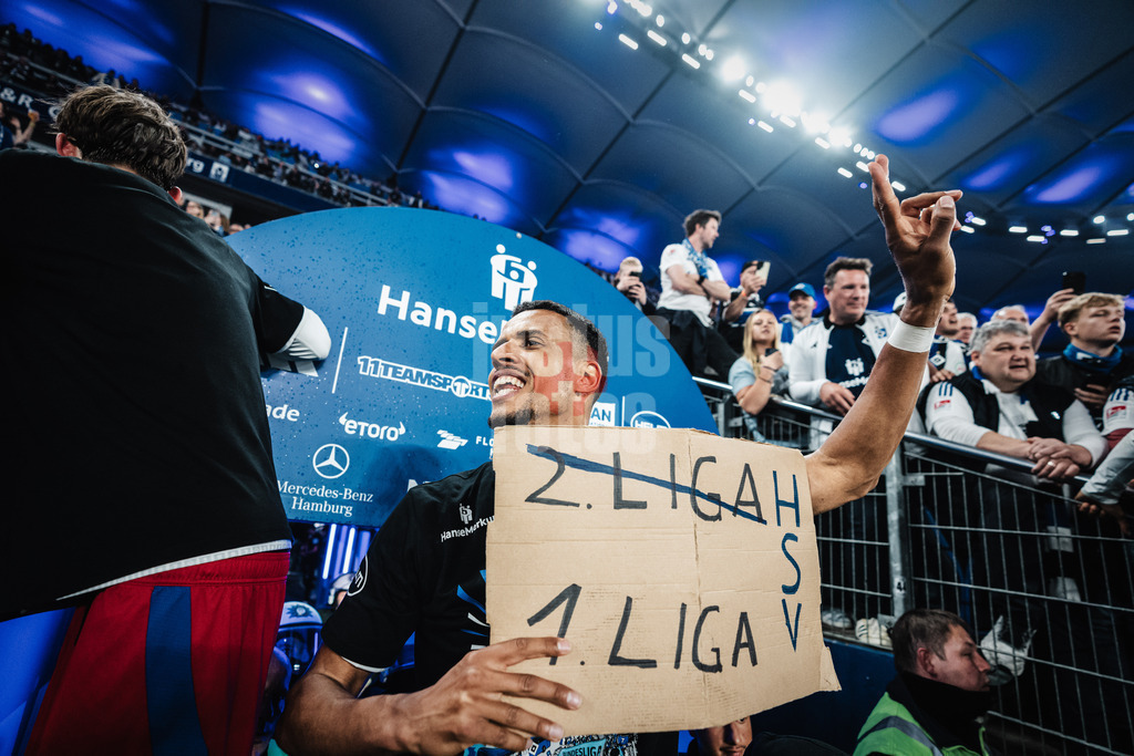 Fußball | Männer | Saison 2024/2025 | 2. Fußball-Bundesliga | 33. Spieltag | Hamburger SV vs. SSV Ulm 1846 | 10.05.2025 | Robert Glatzel (#9, HSV) feiert den Aufstieg mit einem Schild 2 Liga durchgestrichen 1 Liga HSV