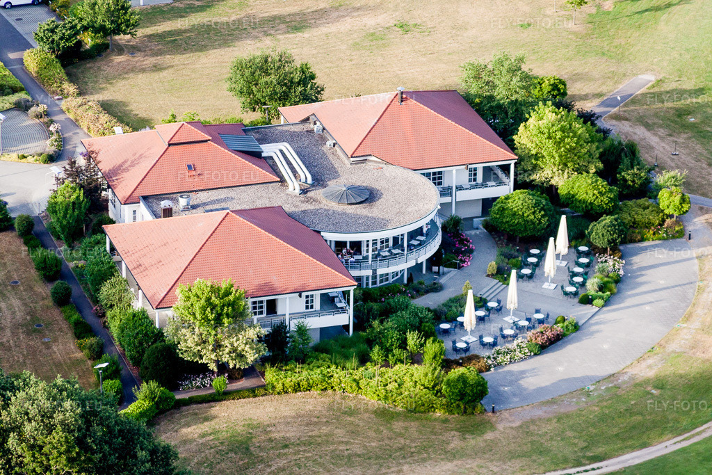 Vue aérienne: Restaurant du club de golf de Baden-Baden Soufflenheim à Soufflenheim dans le département Bas Rhin, France – .Photo: IMG_30531.jpg prise le 09/07/2010 par Werner Riehm/FLY-FOTO.eu – Résolution de l'original: 4752 x 3168 px
