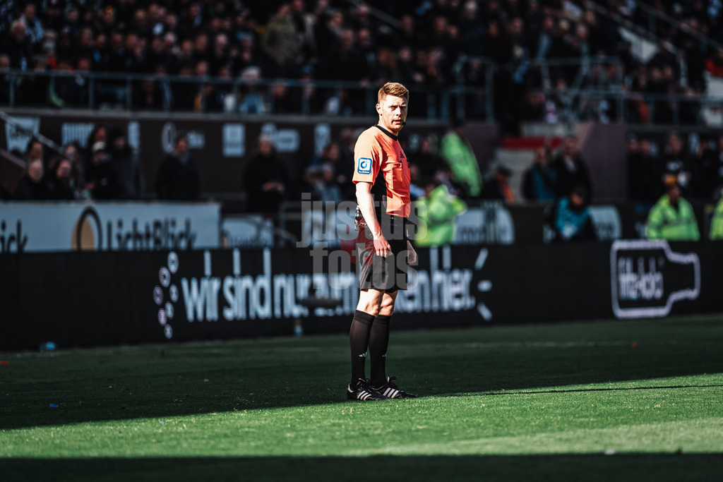 Fußball | Männer | Saison 2024/2025  | Fußball-Bundesliga | 28. Spieltag | FC St. Pauli vs. Borussia Mönchengladbach | 06.04.2025 | Schiedsrichter Christian Dingert gibt die Entscheidung des VAR Videobeweis bekannt per Lautsprecher im Stadion Ansage Durchsage