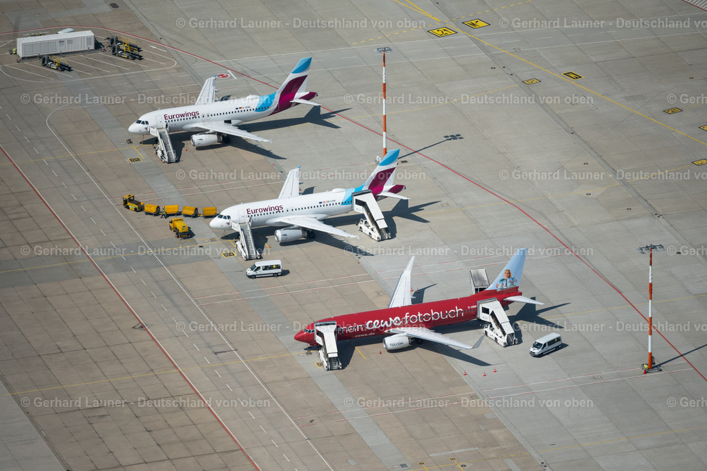 4047238 | FILDERSTADT 11.08.2021 Passagierflugzeuge von Eurowings auf der Parkposition - Abstellfläche auf dem Flughafen in Stuttgart im Bundesland Baden-Württemberg, Deutschland. Weiterführende Informationen bei: Flughafen Stuttgart GmbH,  TUI Deutschland GmbH,  eurowings. // Passenger airplanes from Eurowings in parking position - parking area at the airport in Stuttgart in the state Baden-Wuerttemberg, Germany. Further information at: Flughafen Stuttgart GmbH,  TUI Deutschland GmbH,  eurowings. Foto: Gerhard Launer