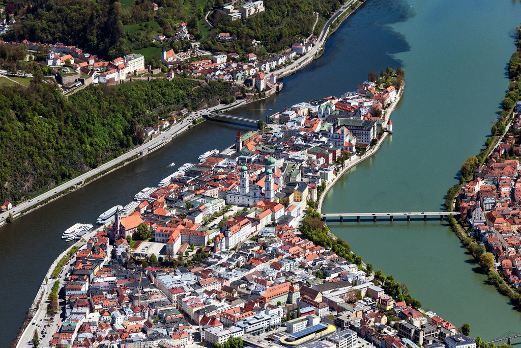 dr__0062310.jpg | PASSAU 09.05.2021 Altstadtbereich und Innenstadtzentrum der Drei-Flüsse-Stadt in Passau im Bundesland Bayern, Deutschland. // Old Town area and city center of Drei-Fluesse-Stadt in Passau in the state Bavaria, Germany. Foto: Daniel Reiter