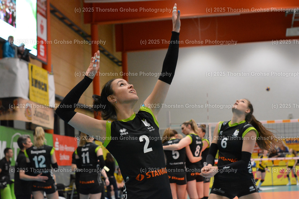 VBL VFB SUHL vs. LADIES IN BLACK AACHEN | 2# Lindsay Dowd Ladies in Black beim aufwärmen; VBL VFB SUHL vs. LADIES IN BLACK AACHEN, Volleyball-Bundesliga Frauen am 03.02.2018 in der Multihalle in Meiningen, (Deutschland) - Realisiert mit Pictrs.com