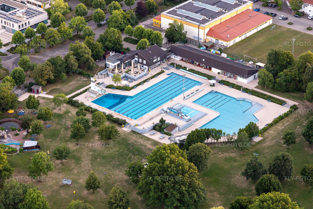 Luftbild: Queichtalbad in Offenbach an der Queich im Bundesland Rheinland-Pfalz in Deutschland. Foto: IMG_133593.jpg vom 12.07.2022 durch Werner Riehm/FLY-FOTO.deVG Offenbach an der Queich