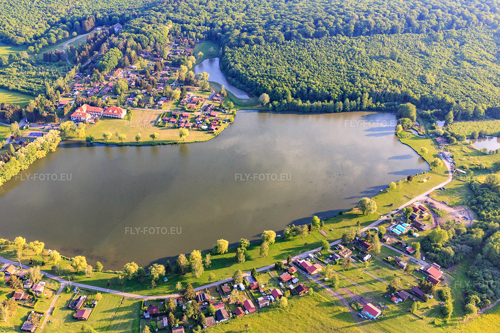 Vue aérienne: Étang avec Saint-Hubert à Hambach dans le département Moselle, France – .Photo: IMG_107349.jpg prise le 19/05/2018 par Werner Riehm/FLY-FOTO.eu – Résolution de l'original: 5191 x 3461 px