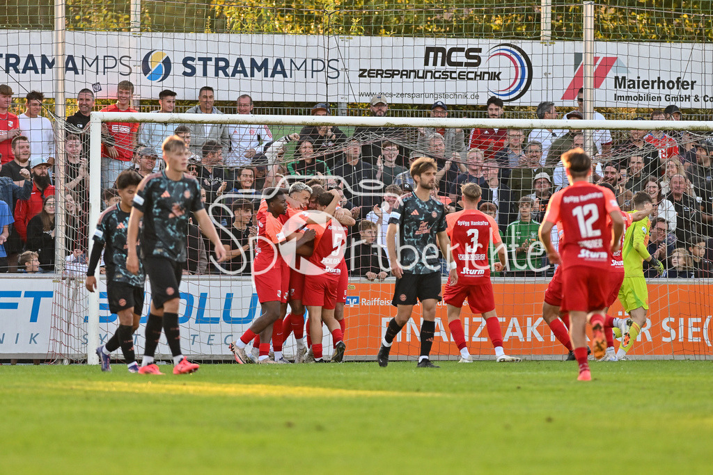SpVgg Hankofen-Hailing - FC Bayern Amateure | Jubel der Hausherren nach dem Treffer zum 2-0 durch Tobias LERMER (Spvgg #22) / Freude / Happy / Tor / Torschuetze / Regionalliga Bayern: SpVgg Hankofen-Hailing - FC Bayern München II, Maierhofer-Bau Stadion am 20.09.2024