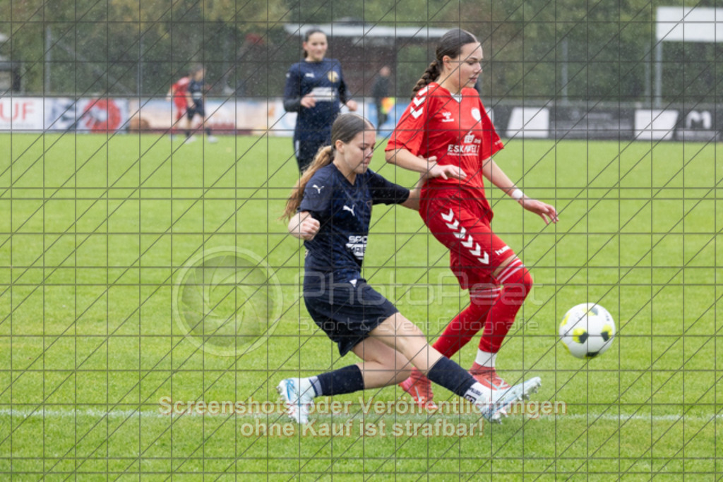 20251004_163925_0418 | #,1.FC Donzdorf (rot) vs. ASV Spartania Eislingen (blau), Fussball, B-Juniorinnen-Verbandsstaffel Nord, wfv, 03. Spieltag, Saison 2025/2026, Rasenplatz, Lautertal Stadion, Süßener Straße 16, 73072 Donzdorf, 04.10.2025 - 16:00 Uhr,Foto: PhotoPeet-Sportfotografie/Peter Harich