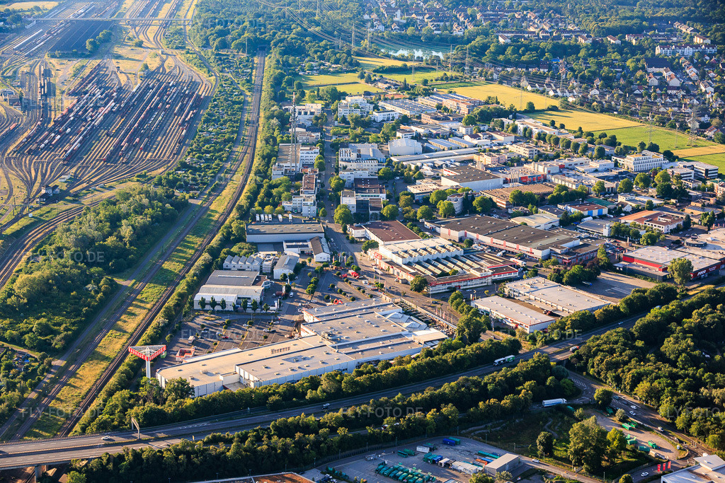 Luftbild: Gewerbegebiet Mallaustr mit BAUHAUS Mannheim-Mallau aus Nordwesten im Ortsteil Rheinau in Mannheim im Bundesland Baden-Württemberg in Deutschland. – Foto: IMG_157165.jpg vom 18.06.2026 durch Werner Riehm/FLY-FOTO.de – Auflösung des Originals: 6000 x 4000 px – WWW.BAUHAUS.INFO