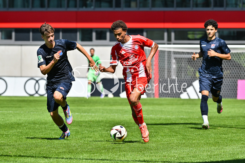 FC Bayern München U19 - SpVgg Unterhaching U19 | im Duell Niklas PFEIFFER (Haching 19) und Sadiki CHEMWOR (FCB #11) / Zweikampf / U19 DFB-Nachwuchsliga: FC Bayern München U19 - SpVgg Unterhaching U19; FC Bayern Campus am 10.08.2025