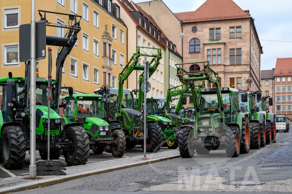 _DWI0344-2 | Bauerndemo gegen Agrarpolitik der Bundesregierung  auf dem Straße Obstmarkt und Hauptmarkt . Nürnberg, 08.01.2024 - Realisiert mit Pictrs.com
