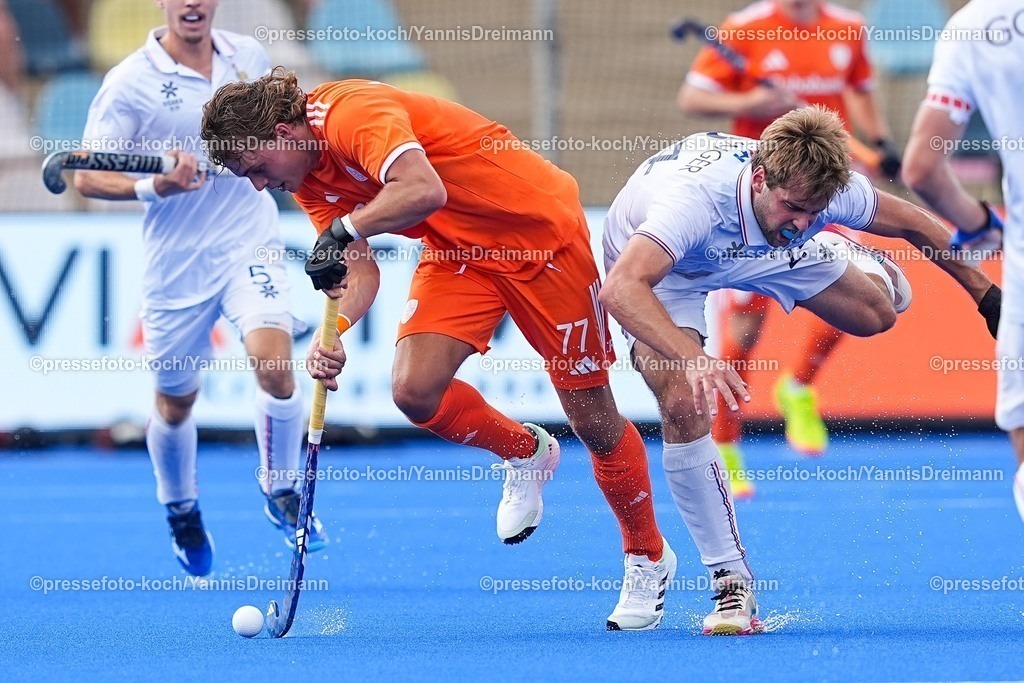 xydrx14082503002 | 14.08.2025, xydrx, Herren EuroHockey Championship 2025, Halbfinale, Niederlande - Frankreich, Sparkassenpark Mönchengladbach: Floris Middendorp (NED #77) im Zweikampf gegen Amaury Bellenger (FRA #24)