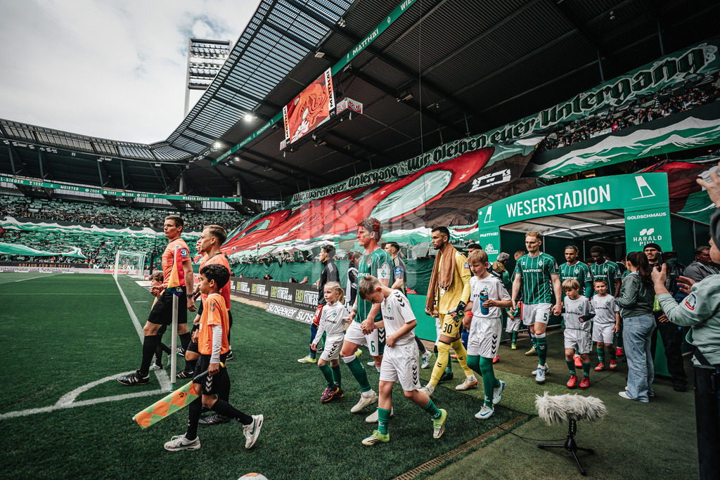 Fußball | Männer | Saison 2025/2026 | 1. Fußball-Bundesliga | 30. Spieltag | SV Werder Bremen vs. Hamburger SV | 18.04.2026 | Die Teams laufen ins Weserstadion ein