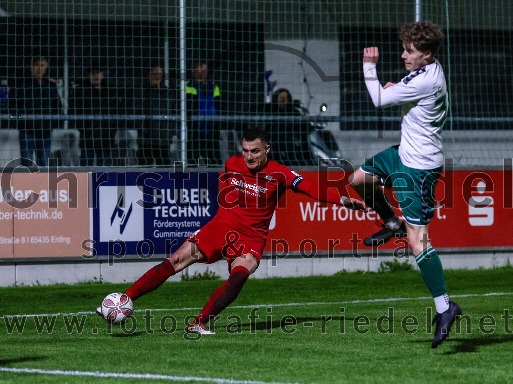 2024-03-28_083_FC_Schwaig_gegen_VfB_Forstinning | Oberding, Deutschland, 28.03.2024:
Fußball, Landesliga Südost 2023 / 2024, 27. Spieltag, FC Schwaig gegen VfB Forstinning, Endergebnis: 2:1

Mathias Hirt (VfB Forstinning, #4), Joshua Steindorf (FC Schwaig, #33)

Foto: Christian Riedel / fotografie-riedel.net