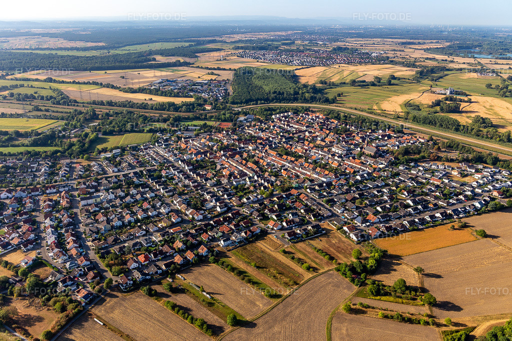 Luftbild: Ortsansicht von Norden im Ortsteil Rußheim in Dettenheim im Bundesland Baden-Württemberg in Deutschland. Foto: IMG_134009.jpg vom 21.08.2022 durch Werner Riehm/FLY-FOTO.de