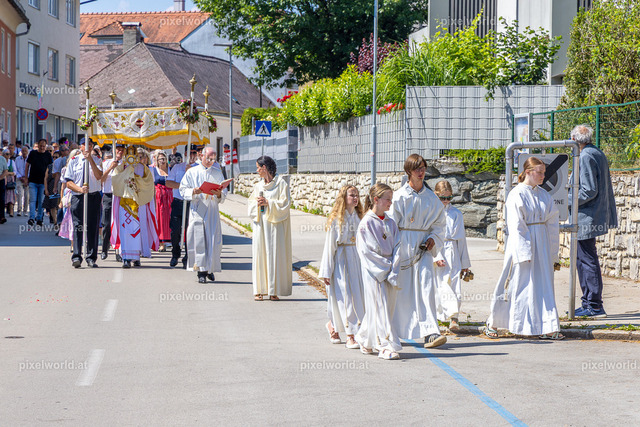 Fronleichnamsprozession mit Pfarrfest | Bildershop von pixelworld.at - Realisiert mit Pictrs.com