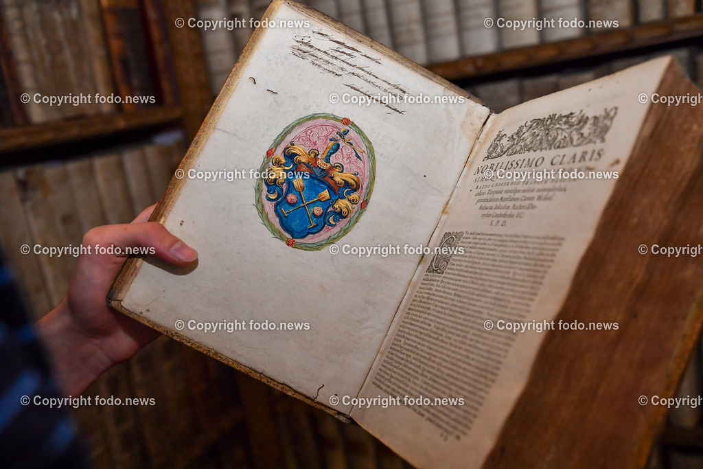 Stift Lambach_ Bibliothek_ 25.08.2022-26 | 25.08.2022, Lambach, AUT, Stift Lambach, Bibliothek, im Bild altes Buch mit Wappen