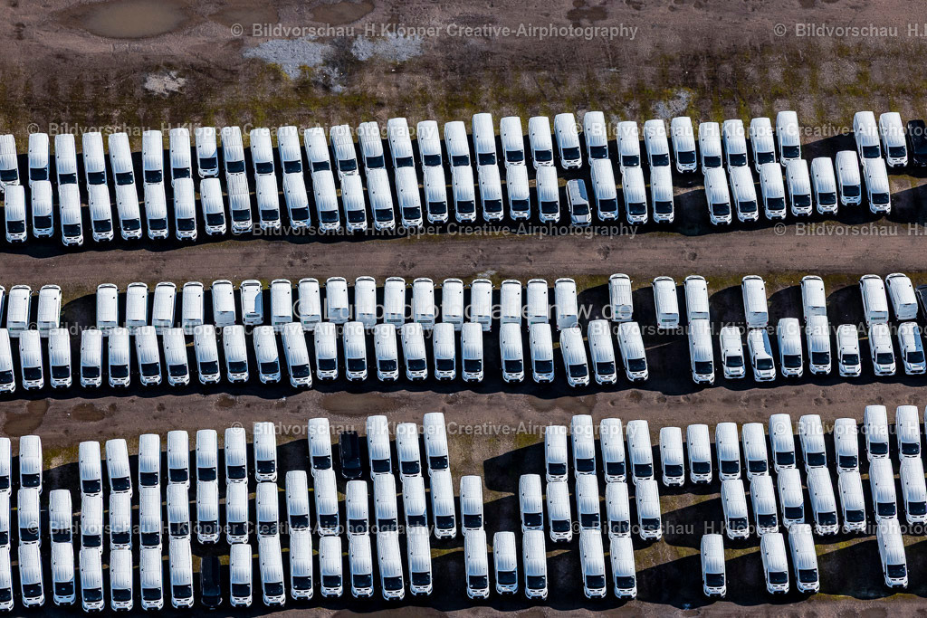 Luftbilder Neuss -6724 | Luftbildfotografie Automobile - Personenkraftwagen auf den Abstellflächen im Freigelände an der Floßhafenstraße in Neuss - Realized with Pictrs.com