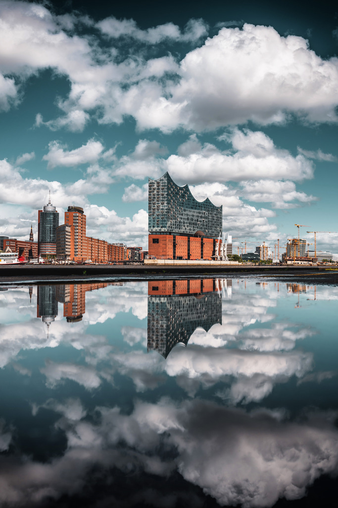 10230101 - Cloud Symphony | Blick auf die Elbphilharmonie vor einer spektakulären Wolkenformation.