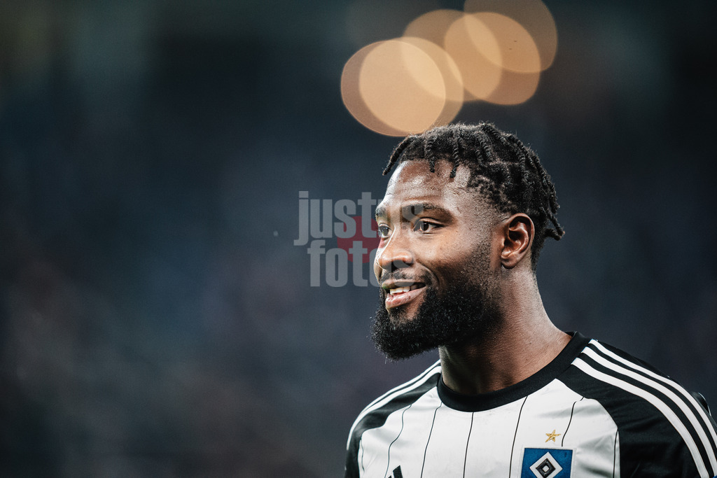 Fußball | Männer | Saison 2023/2024 | 2. Fußball-Bundesliga | 14. Spieltag | Hamburger SV vs. Eintracht Braunschweig | 24.11.2023 | Stephan Ambrosius (#35, HSV) Portrait lächelnd