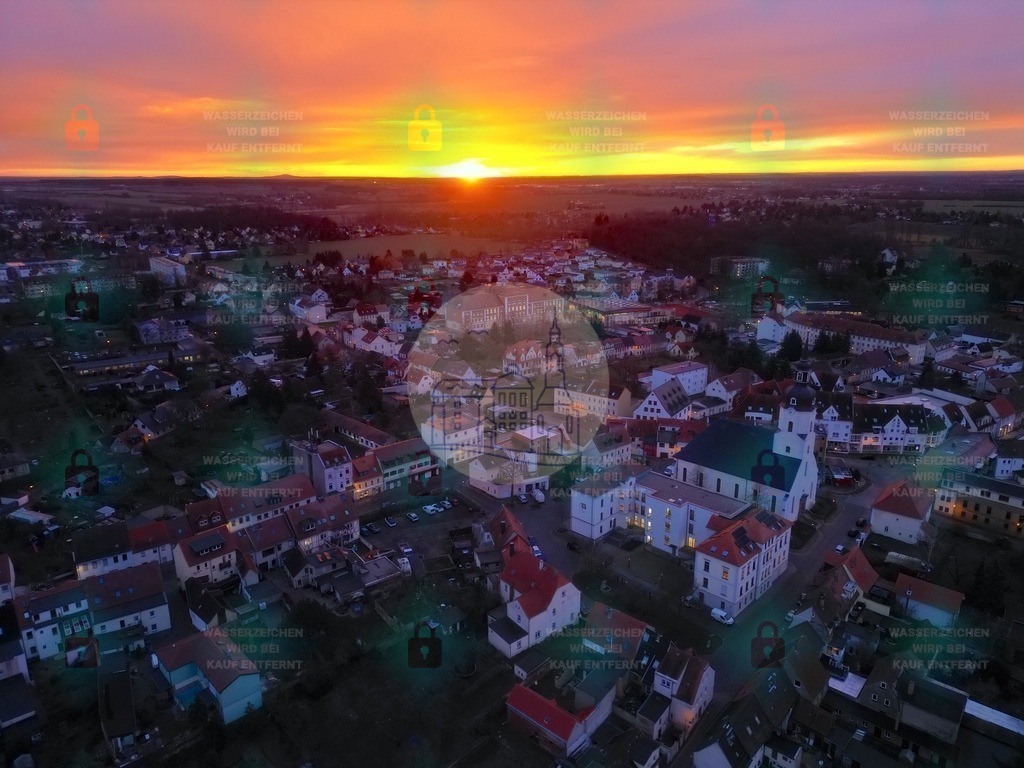 Sonnenaufgang in der Innenstadt | Die Sonne geht auf über Taucha am 30. Januar 2025. - Realisiert mit Pictrs.com