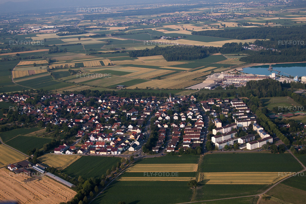 Luftbild: Dorfansicht im Ortsteil Kippenheimweiler in Lahr im Bundesland Baden-Württemberg in Deutschland. Foto: IMG_68108.jpg vom 19.06.2014 durch Werner Riehm/FLY-FOTO.de