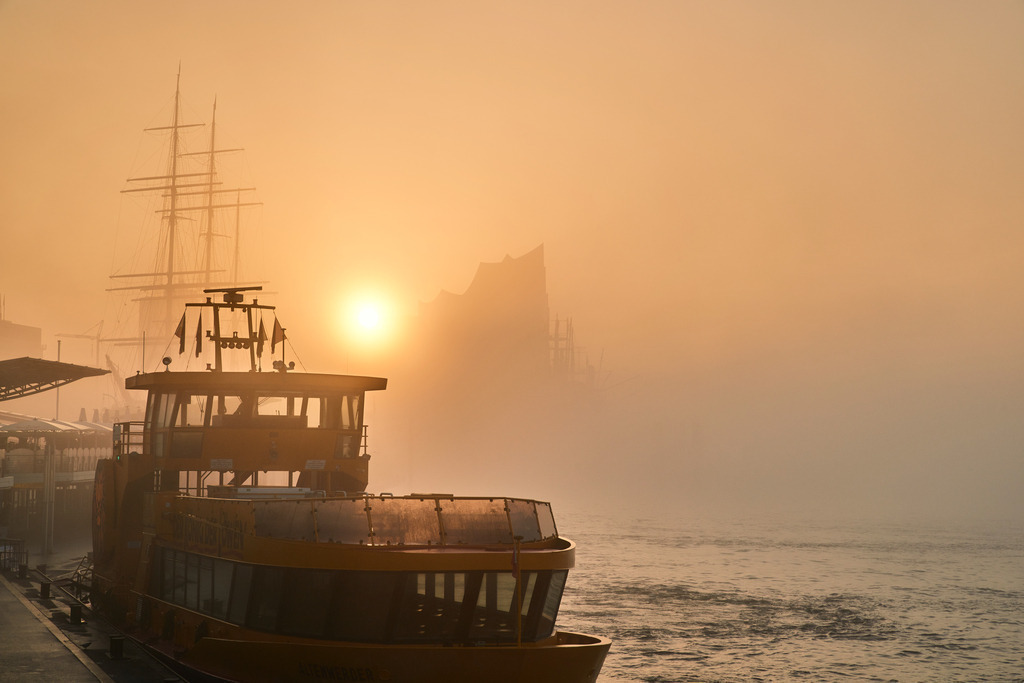 10230213 - Nebelmorgen | Blick von den Landungsbrücken auf eine Hafenfähre und die Elbphilharmonie im morgendlichen Nebel.