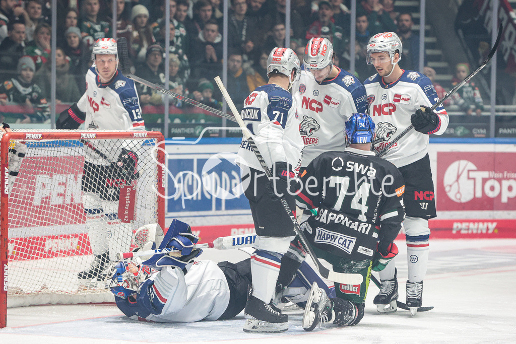 Augsburger Panther - Nürnberg ICE Tigers | Niklas TREUTLE (NIT #31) hat den Puck unter sich begraben und verhindert somit den Rueckstand