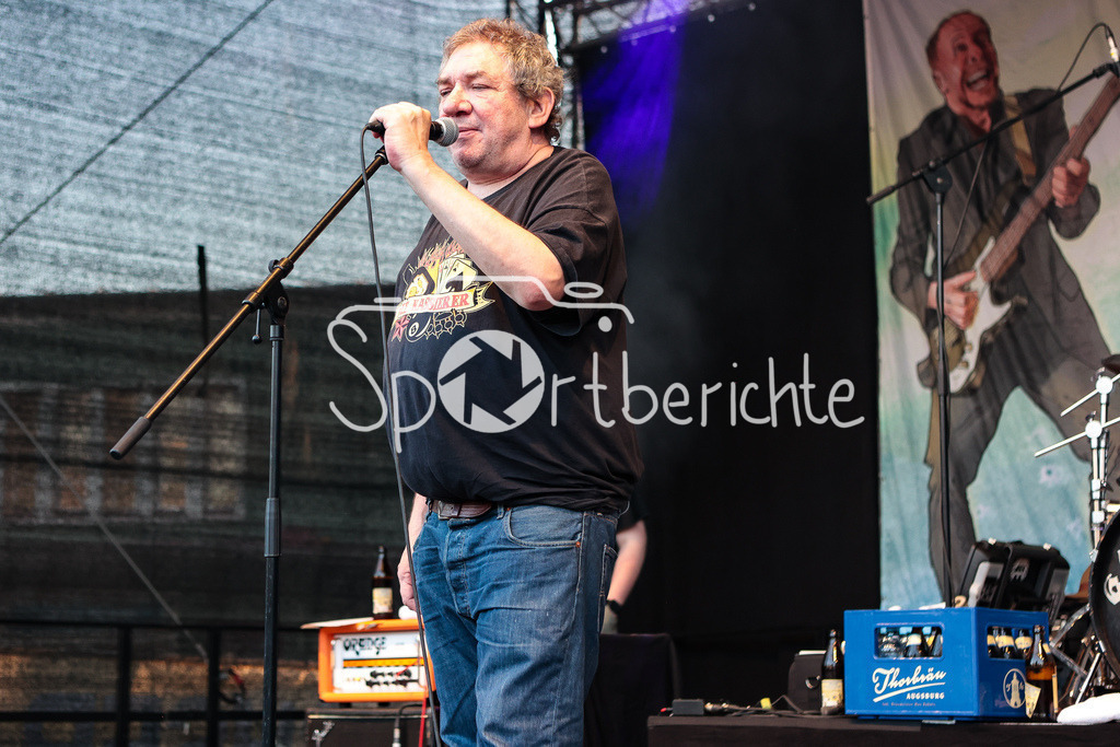 Sommer am Kiez | Wolfgang WENDLAND von der Band "Die Kassierer" beim Auftritt auf dem Augsburger Festival "Sommer am Kiez" in Aktion / Livemusik / Konzert / Musik / Laut / Punk / Punkmusik / Saenger / Gesang / Mikrofon