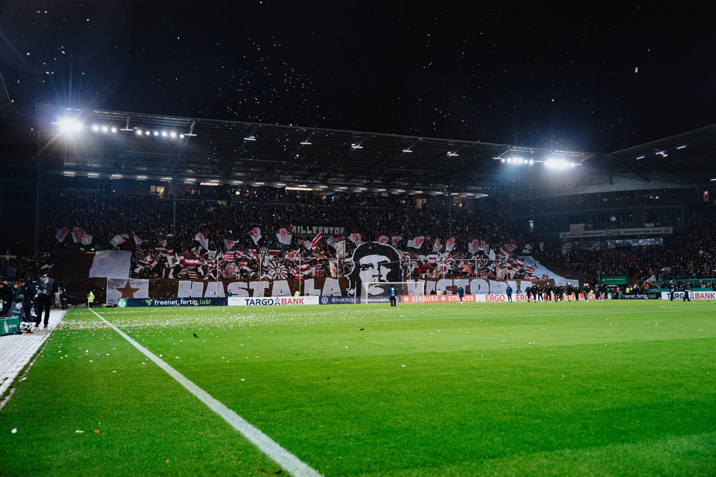 HEV05610 | Der offizielle Shop für FC St. Pauli Fotos. Wähle aus Spielszenen & Fanmomenten dein FCSP Wunschformat. Wir liefern Millerntor-Atmosphäre.