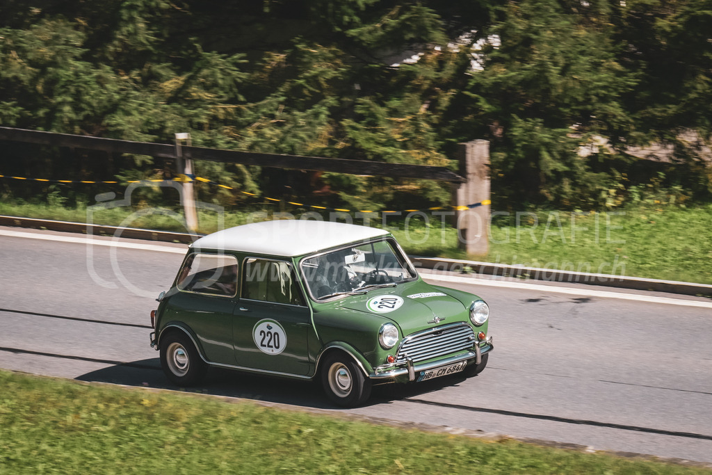 21. Arosa ClassicCar 2025 - 6. =September= 2025 | Friedrich Müller aus Bremen (GER) in einem Morris Mini Cooper S aus dem Jahre 1965 mit Startnummer 220 am Arosa ClassicCar 2025 in der Kategorie Classic Trophy..@arosaclassiccar, @arosa.official, #arosaclassiccar, #arosa, #76curves, #classiccarBild: Sportfotografie Markus Aeschimann | www.markus-aeschimann.ch - Realisiert mit Pictrs.com