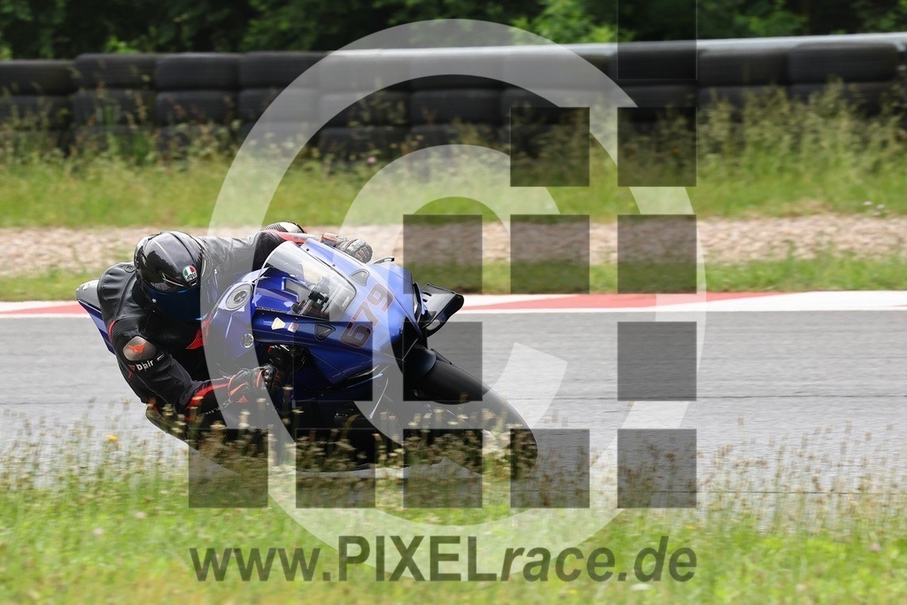 0679-20240604_33936 | Schöne Erinnerungen an spannende Momente - das festzuhalten ist unser Job. PIXELrace.de ist seit 2003 auf den Rennstrecken Europas unterwegs um die Action draußen beim Fahren und die wunderbare Stimmung imm Fahrerlager für euch einzufangen.