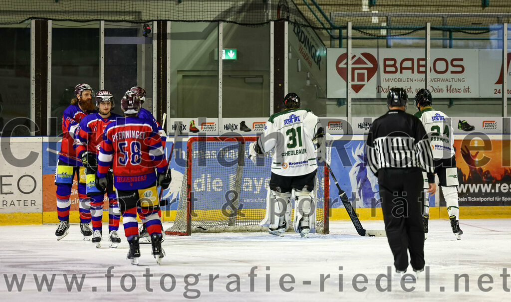 2022-09-09_030_TSV_Erding_gegen_Deggendorfer_SC | Erding, Deutschland, 09.09.2022:
Eishockey, Bayernliga 2022 / 2023, Testspiel, TSV Erding gegen Deggendorfer SC, Endergebnis: 2:5

Paul Pfenninger (Deggendorfer SC, #58), Torwart Christoph Schedlbauer (Erding Gladiators, #31), Lukas Krämmer (Erding Gladiators, #24)

Foto: Christian Riedel / fotografie-riedel.net