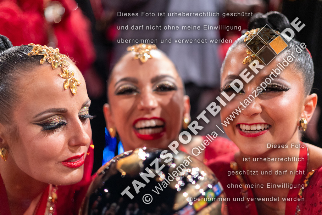 20251206-06225 | Hier finden Sie Tanz Bilder vom Latein und Standard Formationen tanzen. Sportbilder vom Tanzsport. Schöne Fotos und von Weltmeisterschaft, Europameisterschaft, Bundesliga, Regionalliga, Oberliga und Landesliga sowie von GOC Stuttgart, DanceComp, WM Bremen