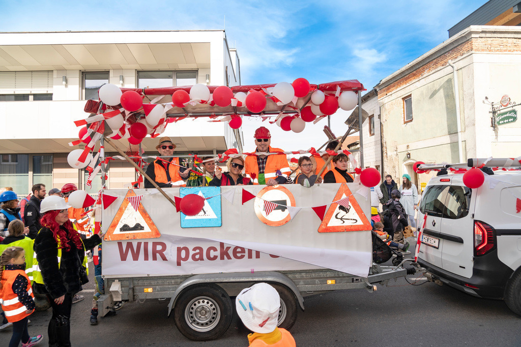Umzug2025-064_8945 | Fotostrecke: FASCHINGSUMZUG 2025 in Loosdorf. 22 Masken(gruppen)-Teilnehmer: Loosdorfer Vereine, Wirtschaftstreibende, Gemeindeabordnungen sowie Kreditinstitute. rund 700 Besucher entlang der Hauptstrasse. Veranstaltungs-Sicherung durch Mannschaft der FF-Loosdorf mit schwerem Gerät. Maskenprämierung am EKZ-Platz durch Bgm. Thomas Vasku in den Kategorien: Bester Festwagen (Fa. gkonzept-Groissenberger; Beste Personengruppe-ASK-Loosdorf; Beste Einzelperson; Weiteste Anreise-FF Schollach;