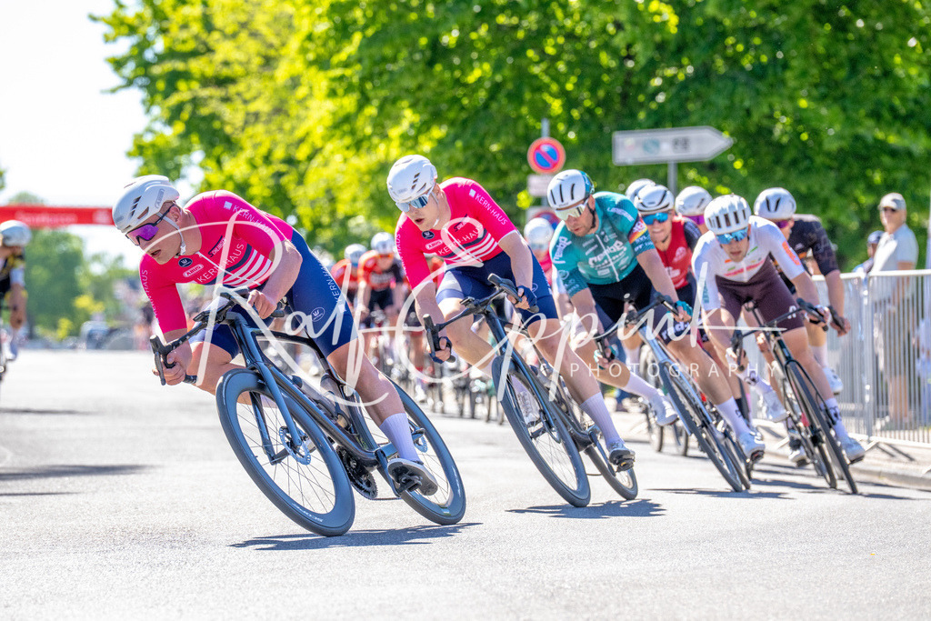 Spurt in den Mai 2026 - Großer Preis der Sparkasse Neuss | Annual one-day road cycling race "Großer Preis der Sparkasse Neuss" held in Büttgen, Germany, organized by VfR Büttgen 1912 e.V. The event features multiple races across all age categories from U11 youth to Elite men. - Realisiert mit Pictrs.com