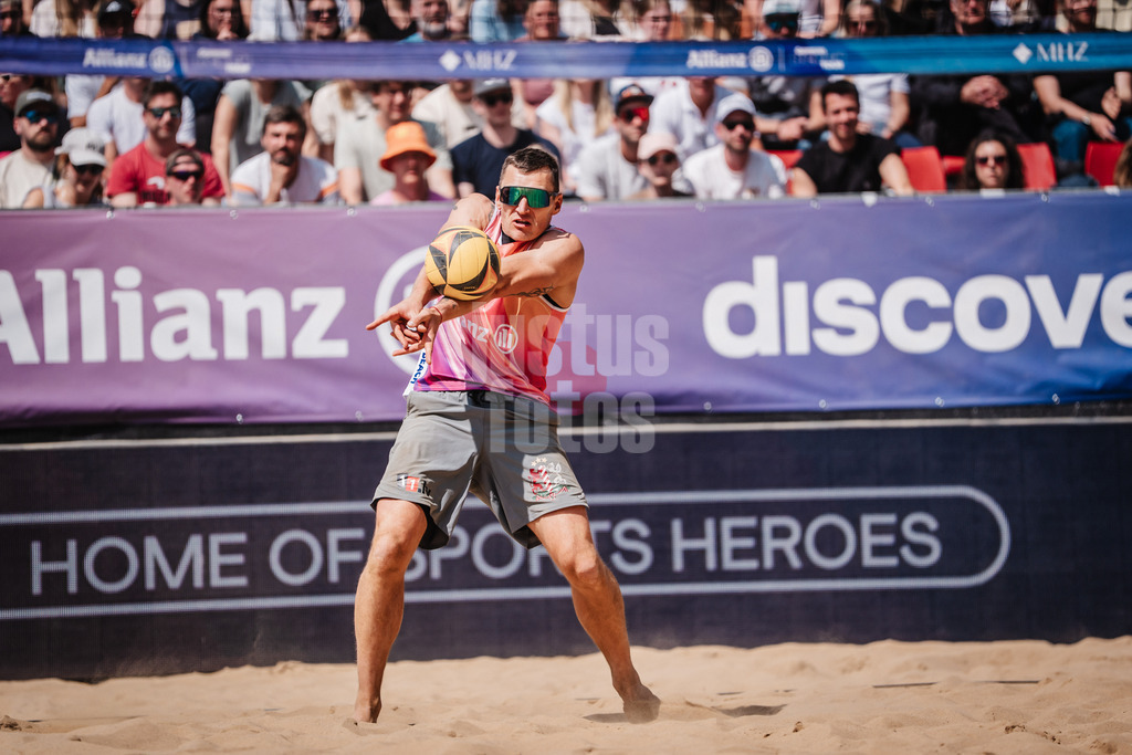 Beachvolleyball | Männer | Allianz German Beach Tour 2025 | Tourstop Düsseldorf | 18.05.2025 | Martins Plavins nimmt den Ball an