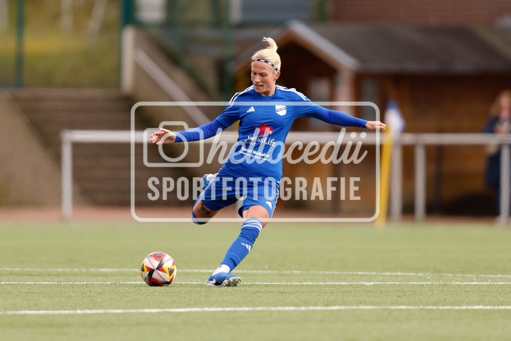 Fußball I Frauen I Saison 2025-2026 I Oberliga Niedersachsen I 16. Spieltag I BW Hollage - TuS Büppel I 15.03.2026-62 | Anna Klumpe (16, BW Hollage) führt einen Freistoß aus. - Realisiert mit Pictrs.com